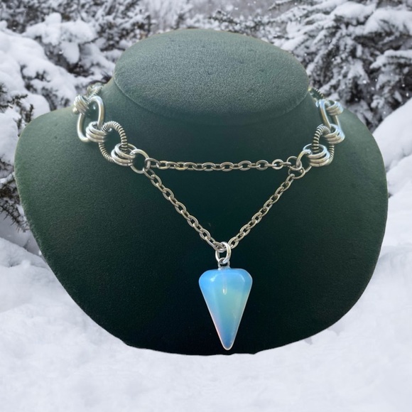 Handmade maille steel choker necklace with iridescent opalite pendulum charm . - Picture 9 of 12